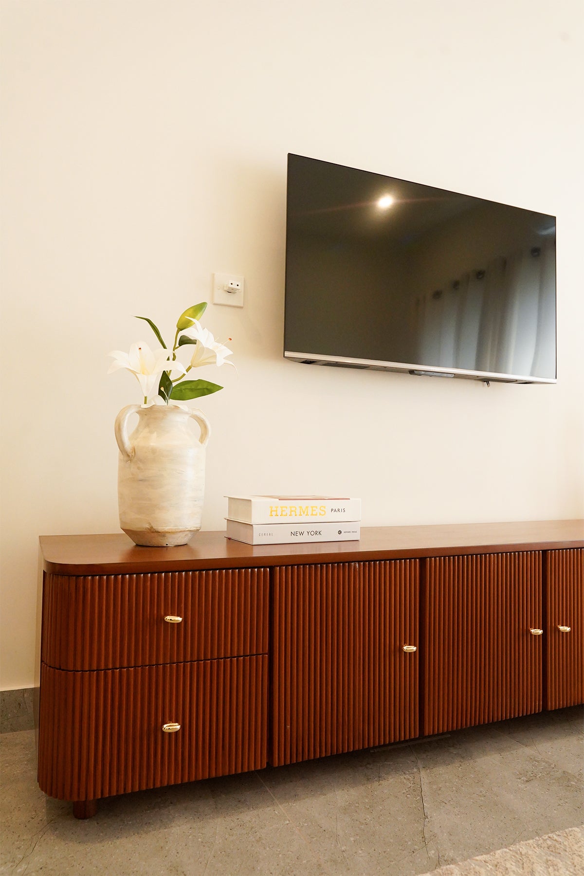 The fluted console