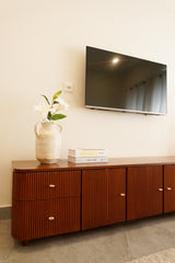 The fluted console